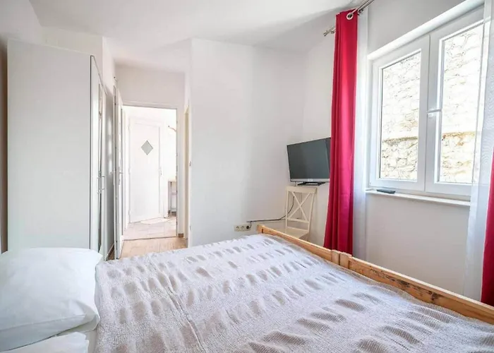 Appartement In Near Male Vrulje Vodice